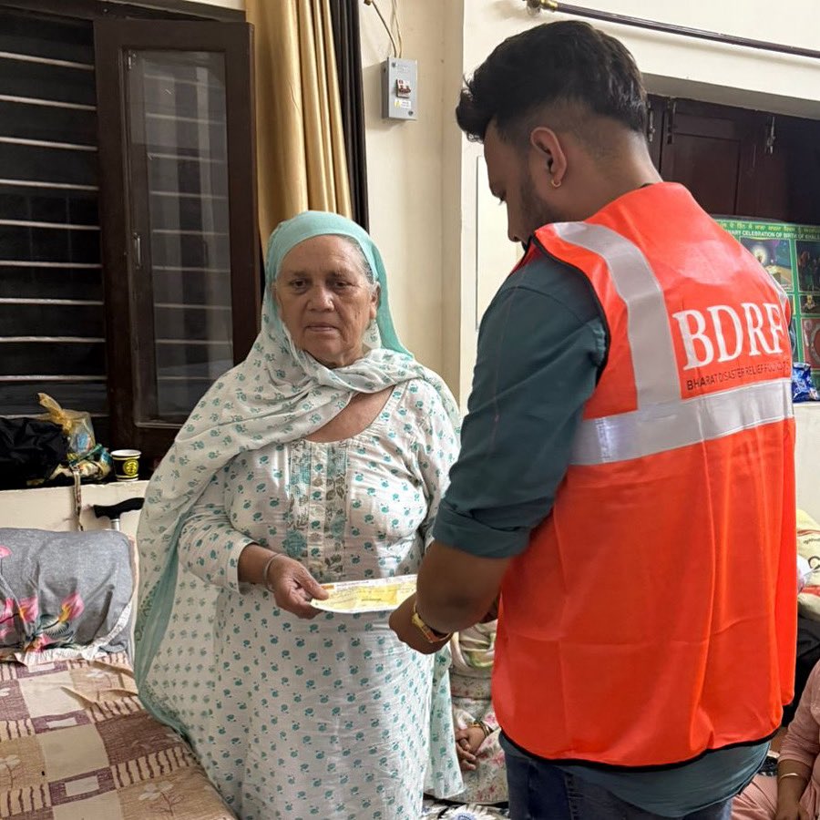 BDRF_official's tweet photo. We handed over a ₹31,000 cheque to a woman in Mandi, Himachal who lost both her husband and son in the recent landslide. She now stays in a nearby Gurudwara after her home was destroyed. 

If you wish to support her directly, write to us we’ll connect you.

#bdrfrelief #mandi https://t.co/rda1mCFYAo