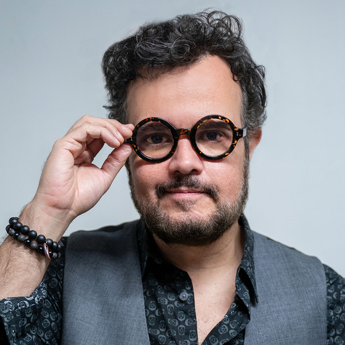 He estado investigando sobre Aleks Syntek para mi próximo video y me sorprende mucho la forma en que sataniza y crucifica al reggaetón.
Satanizar cosas no es nuevo.
Antes del reggaetón fueron los videojuegos, por ejemplo…
Yo fui gamer desde niña. Siempre amé los shooters y