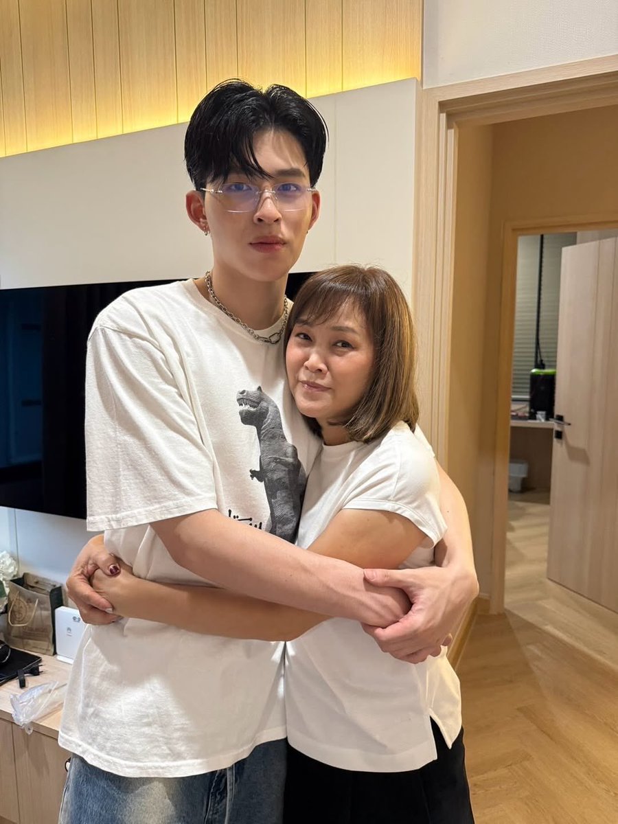 JiminJjjk's tweet photo. สุขสันต์วันแม่ ขอบคุณคุณแม่ที่มีน้องปอนด์ที่น่ารักให้พวกเรามีความสุขขอให้คุณแม่มีสุขภาพที่แข็งแรงมีความสุขในทุกวัน นะคะ
#ppnarvavit @ppnaravit https://t.co/2aU4Kv26QV