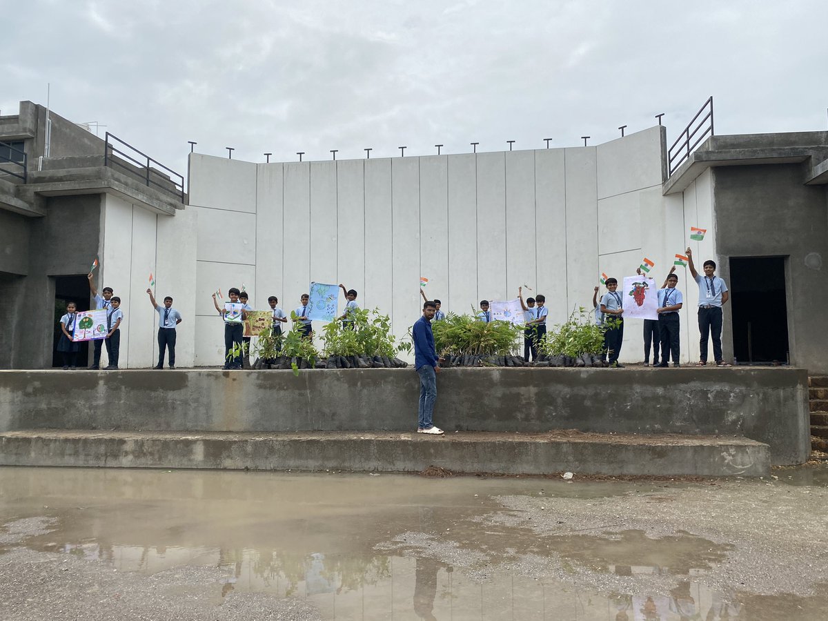 IPLAB_PORBANDAR's tweet photo. A day where Nature met Science!
#IPLabPorbandar hosted a vibrant Tree Plantation & Poster Making Competition, inspiring young minds to protect our planet while exploring the wonders of science.#NatureAndScience #SustainableFuture @narottamsahoo @Punam_Bhargava @InfoGujcost https://t.co/mw5JFx4paR