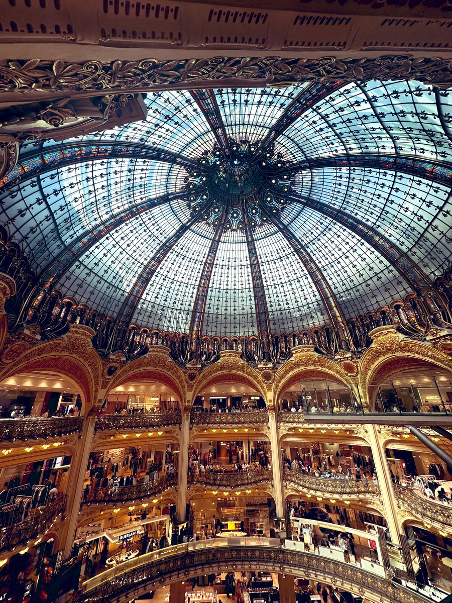 パリ1日目③

午後はプランタンとラファイエットへ。

天井が本当に美しかった🥰
昔と現在が融合していて、何時間でも見ていられそう…（語彙力😂）

2日目行ってきます〜！