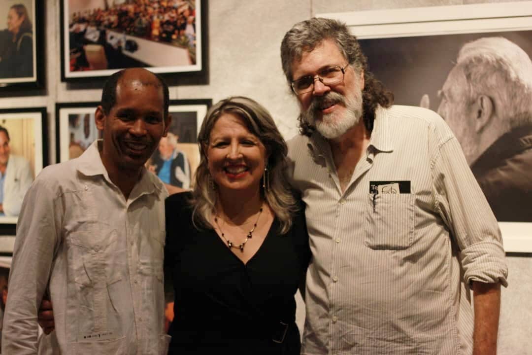 En la exposición de Alex Castro dedicada a Fidel, nos tomamos esta foto Geober, Kenelma y yo. #100añosconfidel #FidelVive