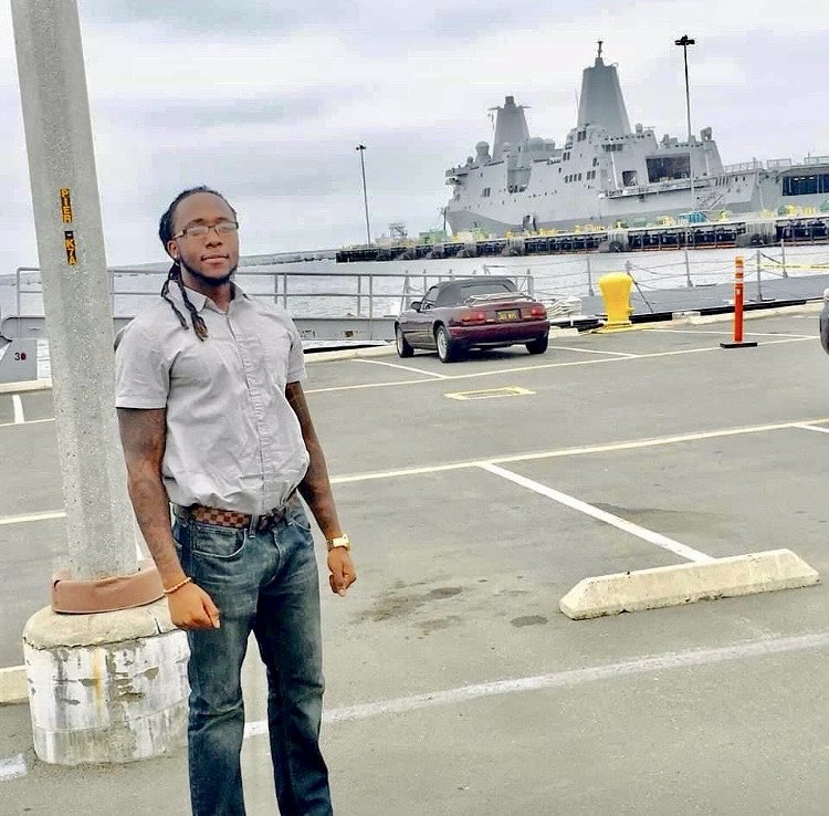 EmileMarkenzie's tweet photo. Standing at Naval Base San Diego in front of the USS San Diego (LPD-22), ready to chart a new course and answer the call — next stop, United States Navy. ⚓🇺🇸 #USSSanDiego #LPD22 #NavyBound #HonorCourageCommitment #SanDiegoNavy #FutureSailor @SDLPD22 @USNavy https://t.co/rclhCXrcrR