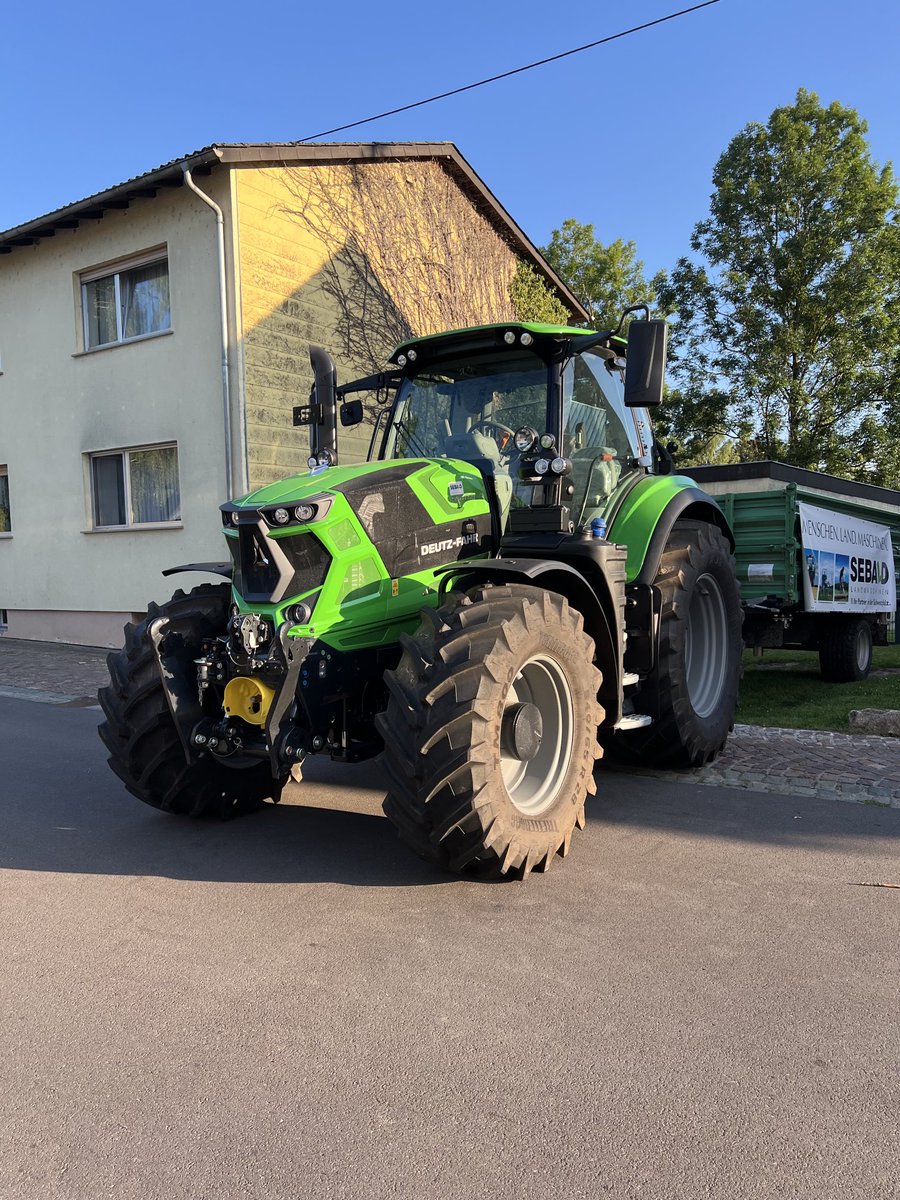 Wir brauchen beim Dorffest keine Poller - wir haben Traktoren! 🚜😀