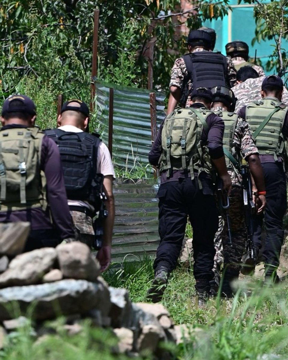 soldier_update's tweet photo. It was one of the longest anti-terrorist operations in the recent past in Jammu and Kashmir that witnessed heavy gunfights and explosions.
At least five Pakistani terrorists were believed to be hiding.
#akhal #OperationSindoor #operationshivshakti #PlaneCrash #Pakistani https://t.co/qQeEYk7Ctw