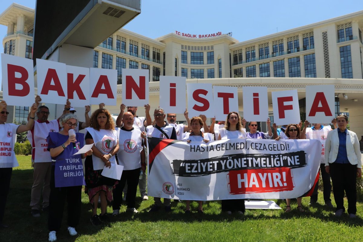 TTB Aile Hekimliği Kolu TTB-AHEK (@ttbahk) on Twitter photo Sayın Sağlık Bakanı <a href="/drmemisoglu/">Prof. Dr. Kemal Memişoğlu</a> aile hekimleri ve çalışanları tarafından aylık ücretlerini düşüren ilk bakan olarak hep hatırlanacaktır. Bugüne kadar sağlık bakanları geldi, geçti, ücretleri sabit, zam oranını düşük tutanlar oldu ama ilk defa ücretleri kesen bir bakan görevde! Sayın Sağlık Bakanı <a href="/drmemisoglu/">Prof. Dr. Kemal Memişoğlu</a> aile hekimleri ve çalışanları tarafından aylık ücretlerini düşüren ilk bakan olarak hep hatırlanacaktır. Bugüne kadar sağlık bakanları geldi, geçti, ücretleri sabit, zam oranını düşük tutanlar oldu ama ilk defa ücretleri kesen bir bakan görevde!