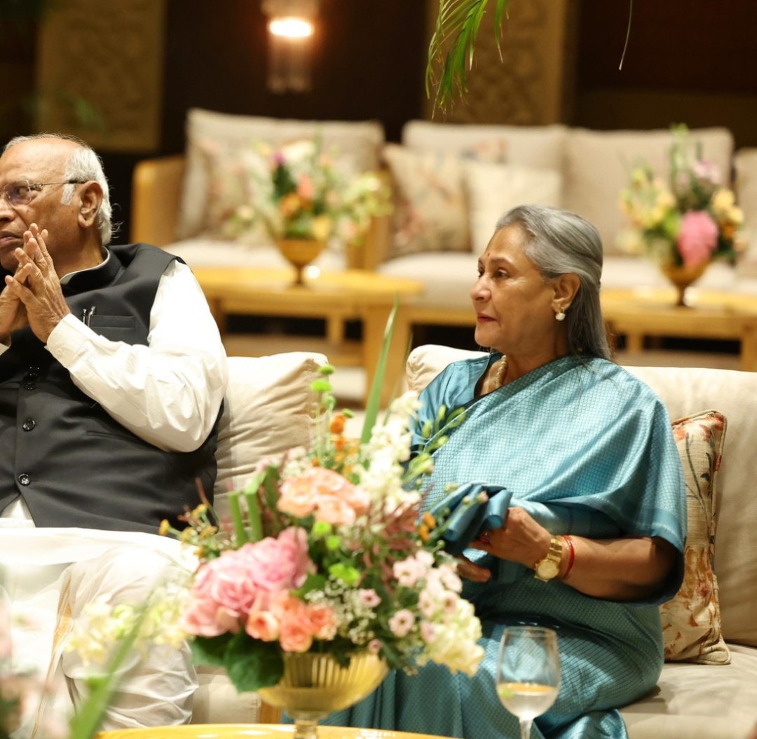 LoveGuptaX's tweet photo. Unpopular opinion : Jaya Bacchan is extremely likeable, she has a spine stronger than most celebrities, the complete opposite of her husband who is an absolute coward. https://t.co/9GiddbBoyu