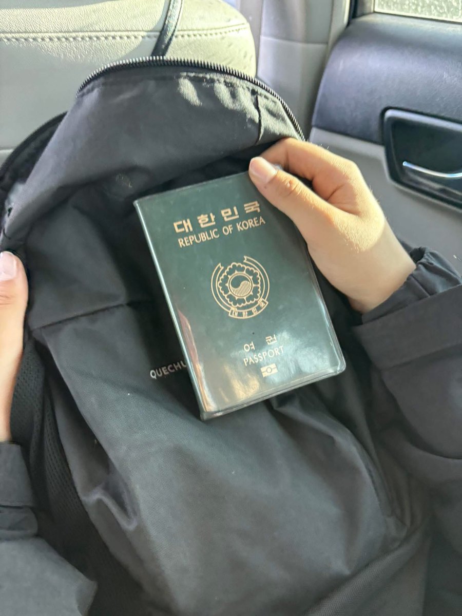 ЗАР: ХӨВСГӨЛ-Д морь унаж яваад уулан дээрээс ийм цүнх оллоо. Дотор нь ийм Jaean гэсэн нэртэй гадаад пасс байна шүү. Утас 89205599-өөс аваарай гэжээ. Түгээж өгөөрэй.