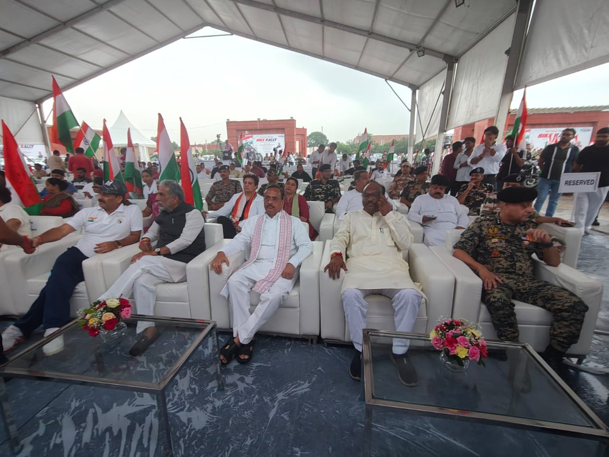 प्रगति मैदान, नई दिल्ली में संस्कृति एवं पर्यटन मंत्रालय भारत सरकार द्वारा आयोजित हर घर तिरंगा यात्रा में माo  मुख्यमंत्री दिल्ली श्रीमती <a href="/gupta_rekha/">Rekha Gupta</a> जी, माo केंद्रीय मंत्री श्री <a href="/DrJitendraSingh/">Dr Jitendra Singh</a> जी, माo केंद्रीय मंत्री श्री <a href="/gssjodhpur/">Gajendra Singh Shekhawat</a> जी, माo केंद्रीय मंत्री श्री <a href="/JitinPrasada/">Jitin Prasada जितिन प्रसाद</a>