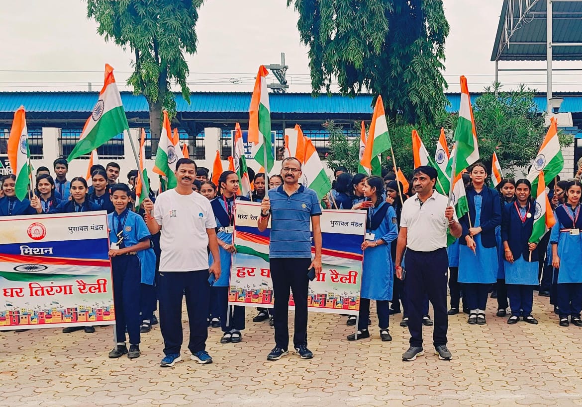 BhusavalDivn's tweet photo. 🇮🇳 #HarGharTiranga 2025

DRM Bhusaval, along with Branch Officers &amp; enthusiastic students of Central Railway School, Bhusaval, participated in a vibrant Tiranga Rally from DRM Office to Bhusaval Railway Station (North Side), celebrating unity &amp; patriotism.
Jai Hind! https://t.co/4PqeHFxXGM