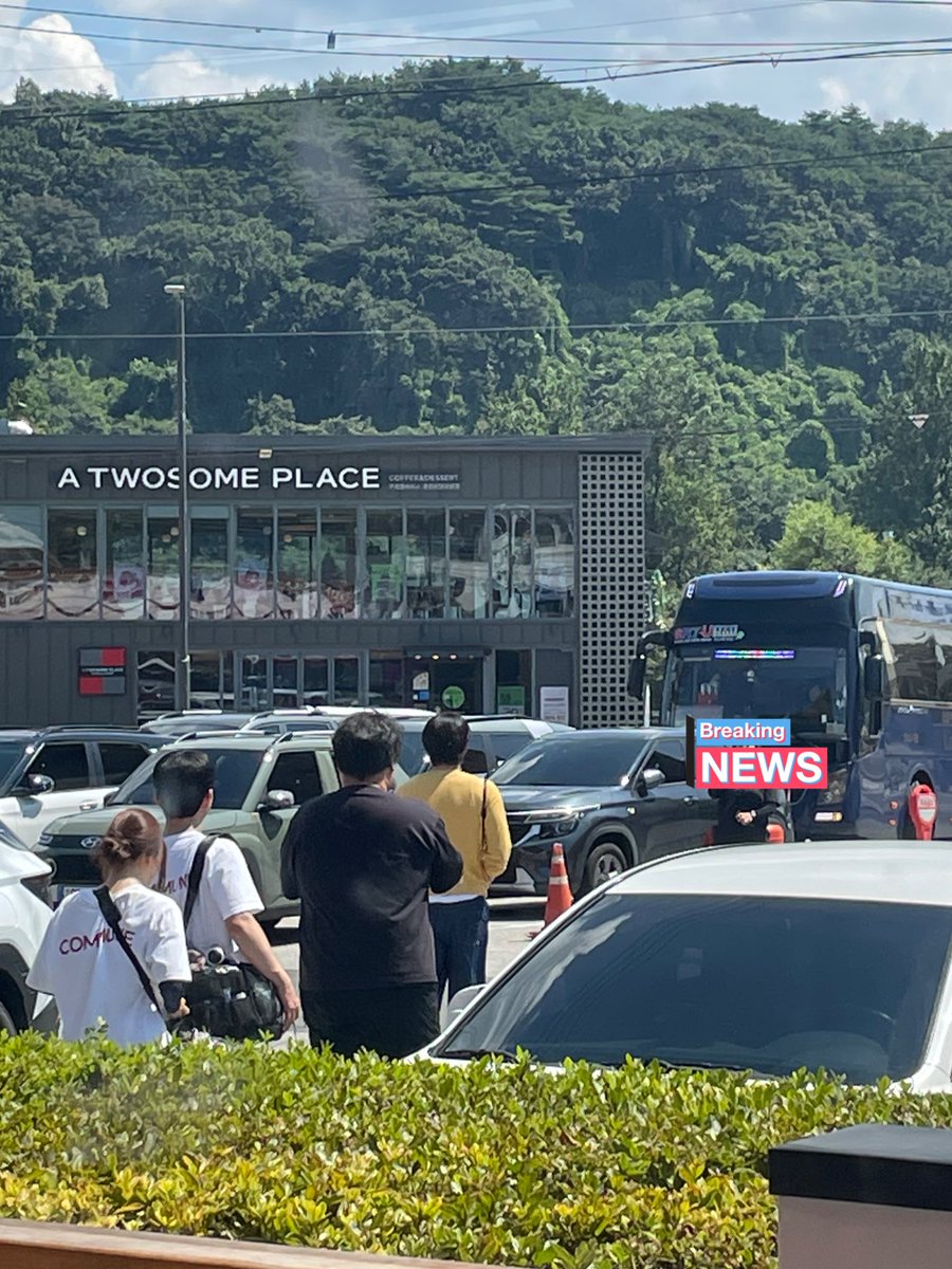 noonoojyang's tweet photo. 엥 본가 왔는데 조나단님 안재현님 자만추했어;;
식당에서 뭐 촬영하셨나본데 진짜 가까이서 봤어 짱신기 https://t.co/PQNHDHkU7x