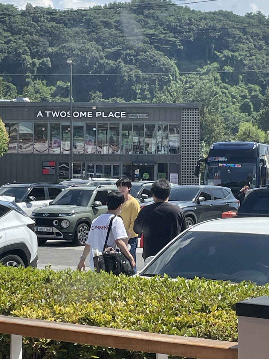 noonoojyang's tweet photo. 엥 본가 왔는데 조나단님 안재현님 자만추했어;;
식당에서 뭐 촬영하셨나본데 진짜 가까이서 봤어 짱신기 https://t.co/PQNHDHkU7x