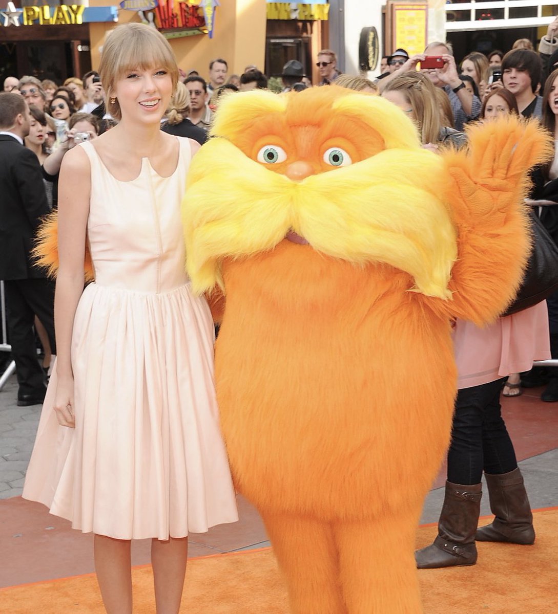 kaynichansen's tweet photo. Me &amp; Taylor Swift when I finally meet her during the #TSTheLifeofaShowgirl era after almost two decades of fandom 🫶 #TS12 https://t.co/8ZH3miqu1p