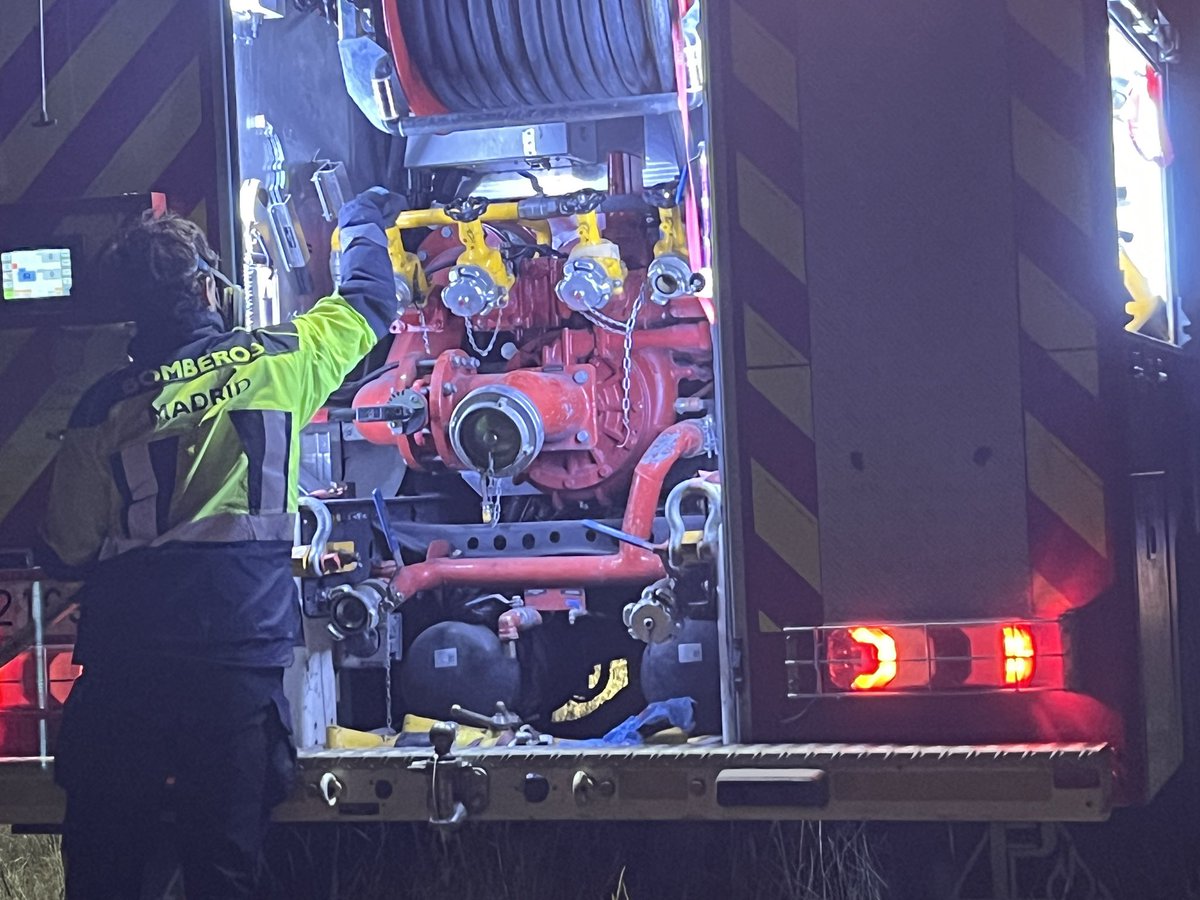 #IFTresCantos El fuerte viento está dificultando la extinción de un incendio en Tres Cantos #Madrid , que ha obligado a <a href="/112cmadrid/">112 Comunidad de Madrid</a> <a href="/BomberosMad/">Bomberos Madrid</a> <a href="/guardiacivil/">Guardia Civil</a> #BomberosForestalesCM desalojar las urbanizaciones de Soto de Viñuelas y Fuente El Fresno.