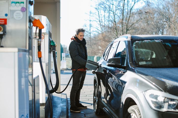 Huishoudens in de grensregio kunnen zowel in Nederland als over de grens tanken. Blokker en van Reeken-van Wee analyseren hoe het tank- en boodschappengedrag van zulke huishoudens verandert bij een relatieve verandering van de brandstofprijs. buff.ly/SDVHHox