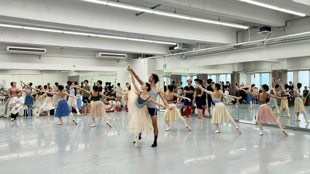 ＼いよいよ今週末開幕！／
#東京シティ・バレエ団 より『#コッペリア』のリハーサル写真が届きました！

“おすましやの人形をめぐる愉快な愛の物語”
華やかな踊りとユーモアにあふれた名作バレエをお楽しみください。

チケットは好評販売中。公演詳細はこちらから
famifes.nissaytheatre.or.jp/2025ballet/