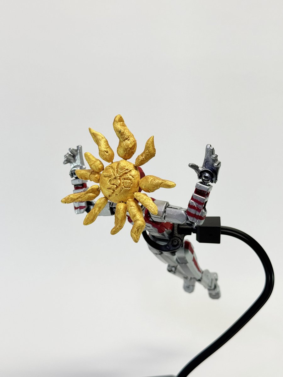 8月暇なのでセリアで見つけた「戦闘フィギュア」と粘土でタローマン作ったよ。
〜大人の夏休みの工作〜

#タローマン #セリア　#戦闘フィギュア