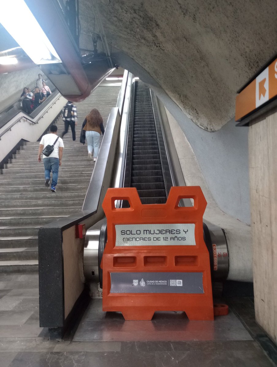 Esta escalera del <a href="/MetroCDMX/">MetroCDMX</a> (descompuesta de nuevo), en los últimos meses lleva más tiempo sin funcionar que dando servicio.
San Joaquín, Línea 7, dirección Barranca del Muerto. 👇🏼