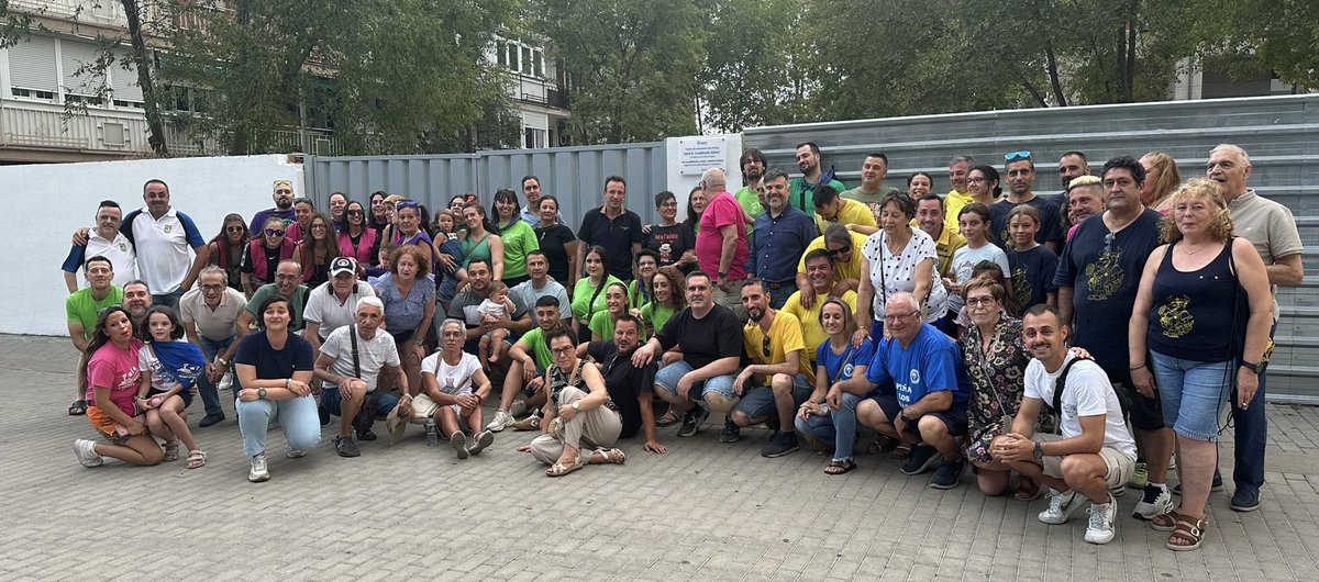 Gracias por tantos años de dedicación y trabajo al frente de una de las peñas mas emblemáticas de #Leganés. 🥒
Nuestra ciudad homenajea a José A. Cuadrado, presidente de la emblemática peña “El Pepino”, que nos dejaba recientemente.
Un acto muy emotivo junto a su familia 👏😊