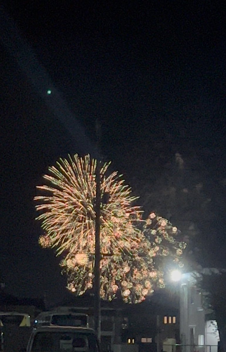 田舎の祭りの少しの花火と田舎のクーラーもなく扇風機だけが回ってるラーメン屋のラーメン
どちらもいいですねぇ