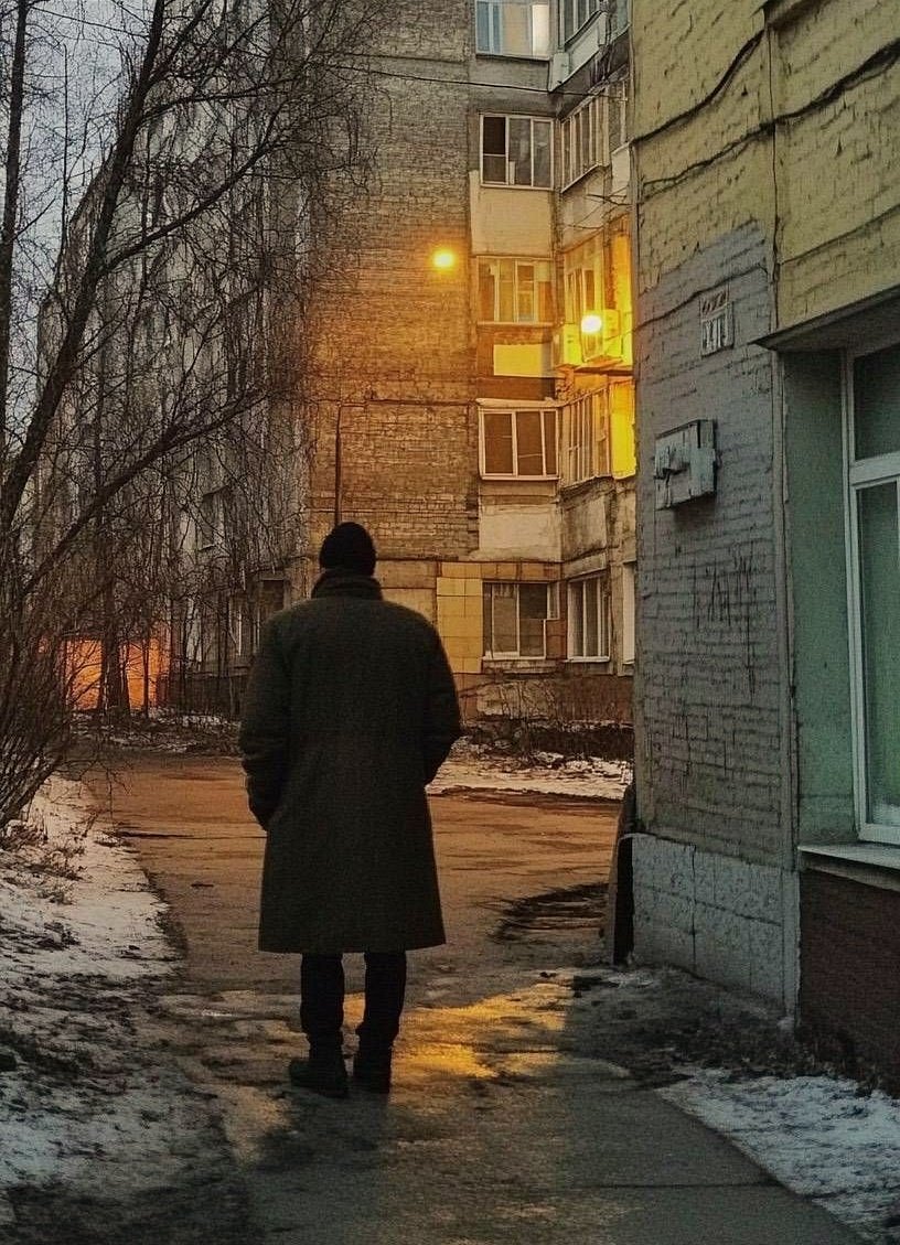 Bir çürümenin ortasında 
Utancımıza tutunmuş 
İyi şeyler düşünerek 
Yaşamaya çalışıyoruz.

şükrü erbaş