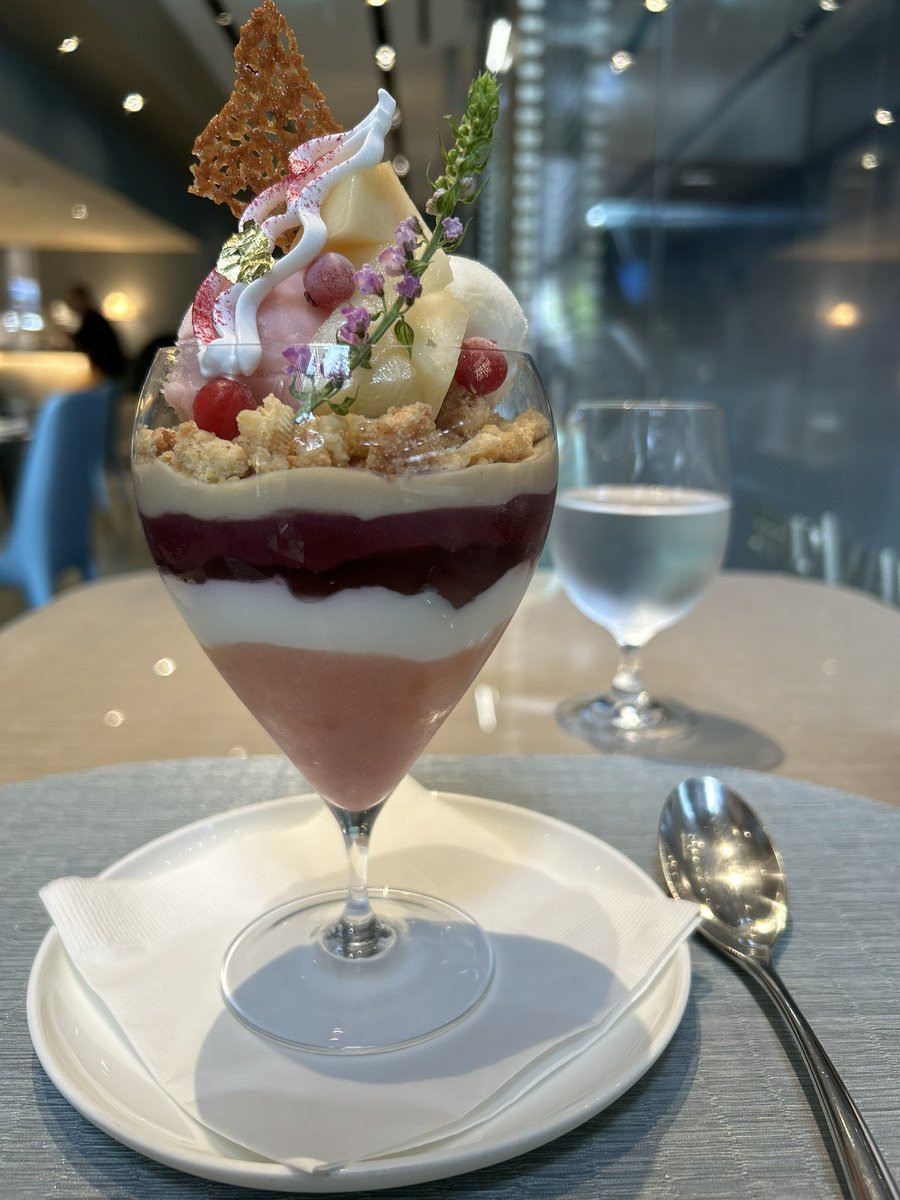 【エンポリオアルマーニカフェ】
“白桃フロマージュレモンバーベナのパフェ”

今月はフレッシュな桃が夏の華やかさを纏った印象🍑
アールグレイの香りにレモンフロマージュクランブルの食感が相性抜群🥹
桃ジュレとアロエコンポートは清涼感を育んでいて、果実とハーブの奏でる音色にもううっとり🥴