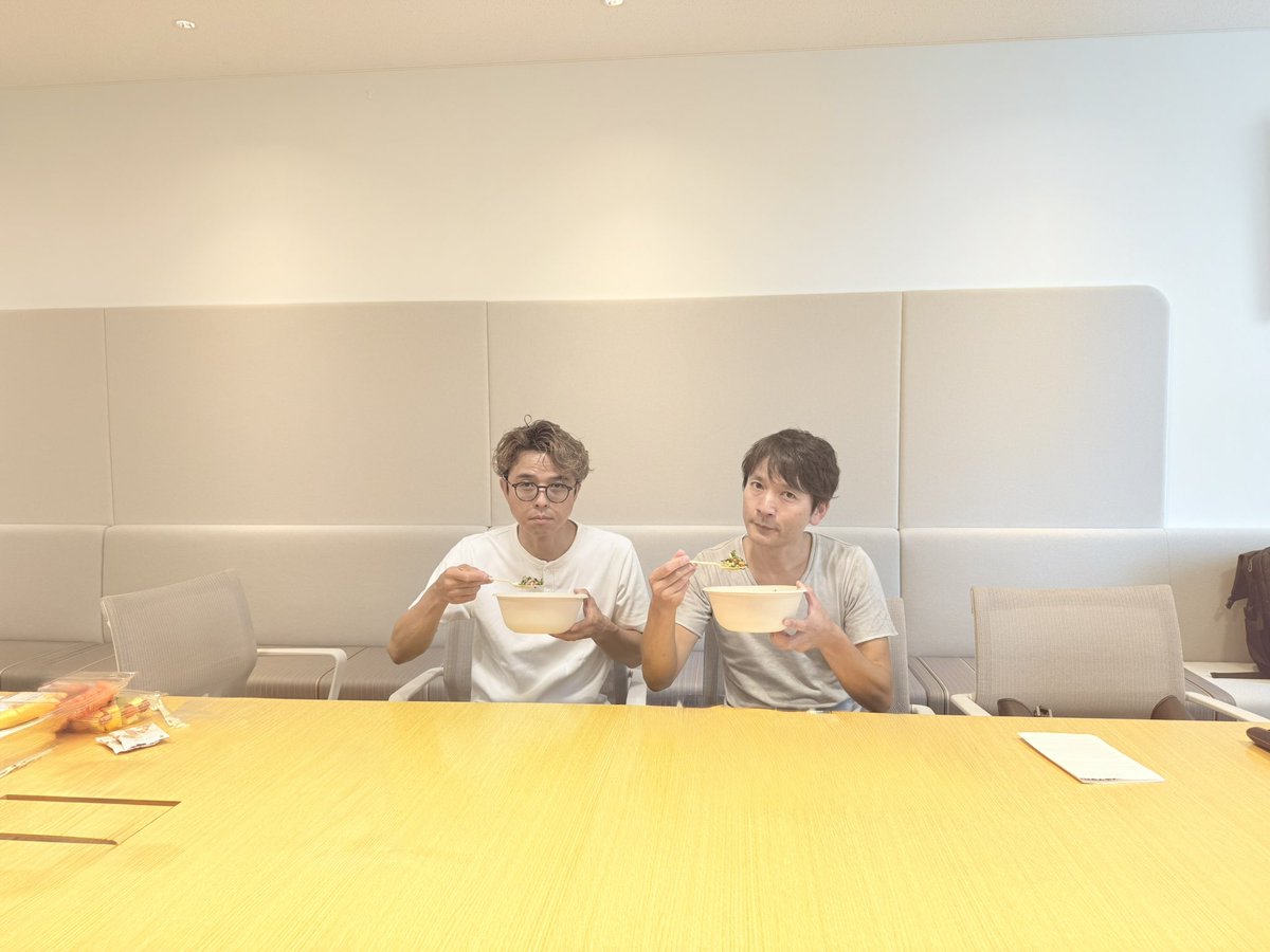 20thCentury_SIN's tweet photo. たまたま同じところのサラダを注文していたので一緒に食べました。
イナズマロックフェスの作戦会議しております。
#どーぞ

ながのーず

#トニセン
#イナズマロックフェス2025 https://t.co/kmHEO2kOzf