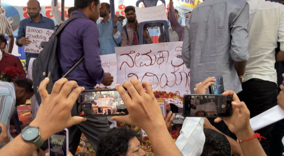 kanthakumarr's tweet photo. ಅಖಿಲ ಕರ್ನಾಟಕ ರಾಜ್ಯ ವಿದ್ಯಾರ್ಥಿ ಸಂಘಟನೆಯಿಂದ ನೇಮಕಾತಿ ಪ್ರಾರಂಭಿಸಿ ವಯೋಮಿತಿ ಹೆಚ್ಚಿಸಿ ಎಂದು   ಹಾಗೂ ಹಲವಾರು ಸಮಸ್ಯೆಗಳಿಗೆ ಕುರಿತು ಪ್ರತಿಭಟನೆ ಮಾಡಿರುತ್ತೇವೆ. @AKSSAofficial 

ಈ ಎಲ್ಲ ಸಮಸ್ಯೆಗಳಿಗೆ ಕೂಡಲೇ ಮಾನ್ಯ ಶ್ರೀ ಮುಖ್ಯಮಂತ್ರಿ @siddaramaiah @kharge @RahulGandhi ಸಿದ್ದರಾಮಯ್ಯನವರು ಸ್ಪಂದಿಸದಿದ್ದರೆ ಹೋರಾಟವನ್ನು ಮುಂದುವರಿಸಬೇಕಾಗುತ್ತದೆ.