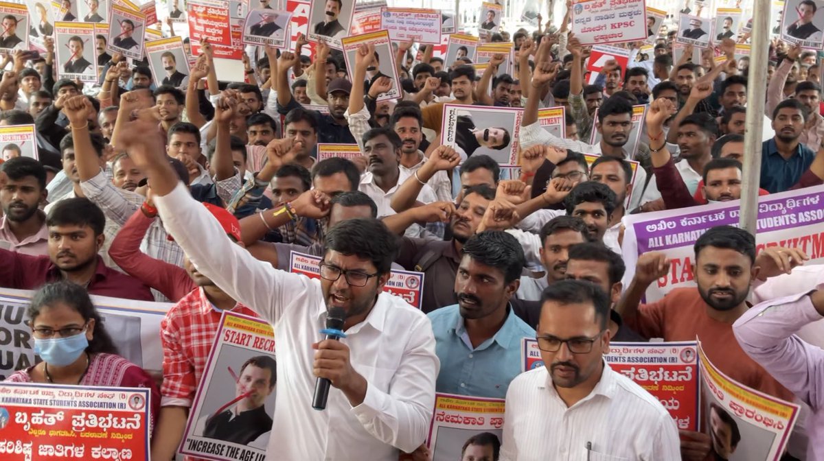 kanthakumarr's tweet photo. ಅಖಿಲ ಕರ್ನಾಟಕ ರಾಜ್ಯ ವಿದ್ಯಾರ್ಥಿ ಸಂಘಟನೆಯಿಂದ ನೇಮಕಾತಿ ಪ್ರಾರಂಭಿಸಿ ವಯೋಮಿತಿ ಹೆಚ್ಚಿಸಿ ಎಂದು   ಹಾಗೂ ಹಲವಾರು ಸಮಸ್ಯೆಗಳಿಗೆ ಕುರಿತು ಪ್ರತಿಭಟನೆ ಮಾಡಿರುತ್ತೇವೆ. @AKSSAofficial 

ಈ ಎಲ್ಲ ಸಮಸ್ಯೆಗಳಿಗೆ ಕೂಡಲೇ ಮಾನ್ಯ ಶ್ರೀ ಮುಖ್ಯಮಂತ್ರಿ @siddaramaiah @kharge @RahulGandhi ಸಿದ್ದರಾಮಯ್ಯನವರು ಸ್ಪಂದಿಸದಿದ್ದರೆ ಹೋರಾಟವನ್ನು ಮುಂದುವರಿಸಬೇಕಾಗುತ್ತದೆ.