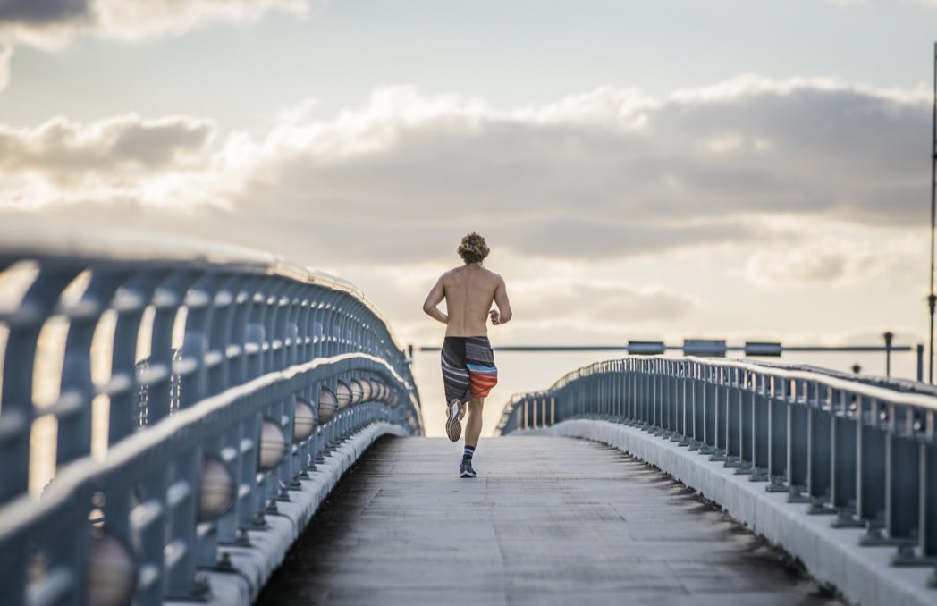 Con la llegada del calor, es habitual ver a corredores dejando la camiseta en casa y entrenando a pecho descubierto. ¿Es realmente una buena idea correr sin camiseta o es mejor seguir usando una prenda técnica? 
corriendovoy.com/es-recomendabl…