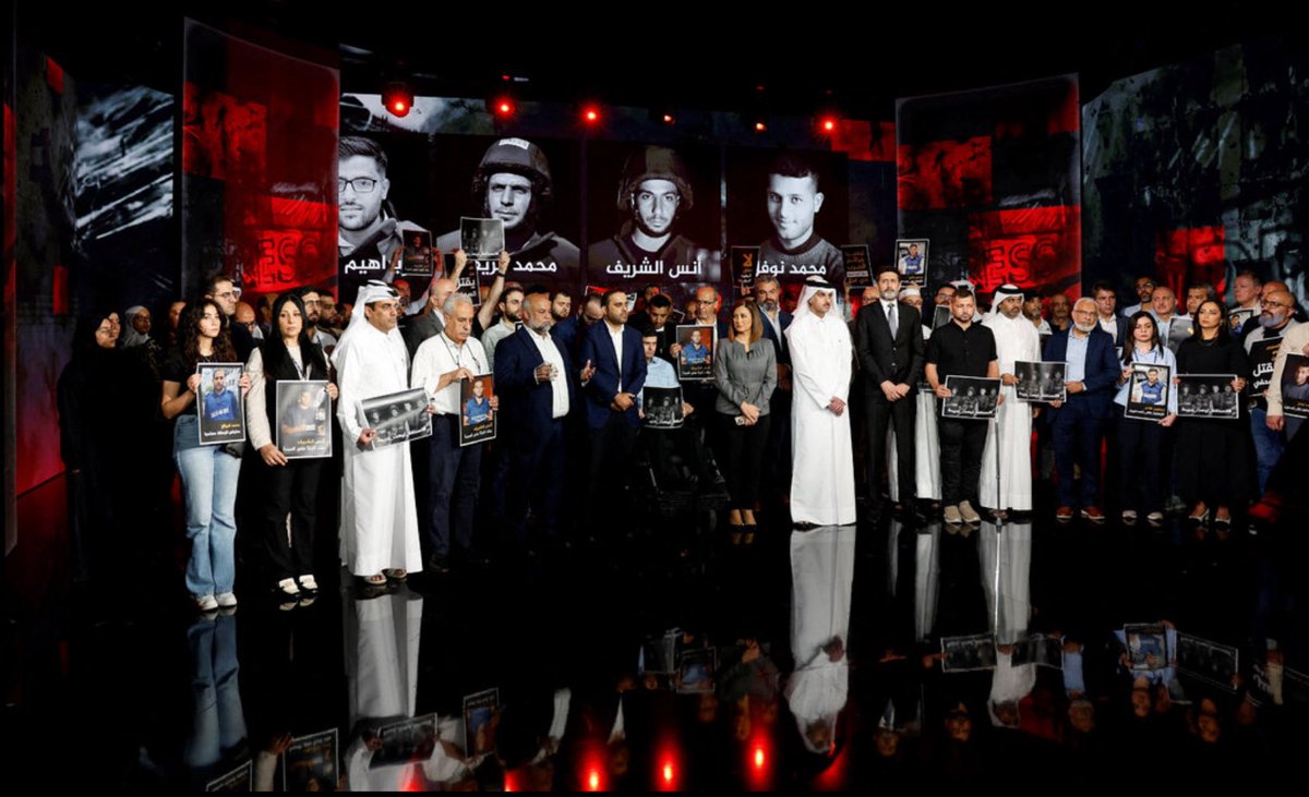 La redazione di Al Jazeera ieri a Doha rende omaggio ai giornalisti e cameramen uccisi domenica da Israele a Gaza:  Anas al Sharif (28 anni, Mohammed Qreiqeh (33),  Ibrahim Zaher (25), Mohammed Noufal (29), Moamen Aliwa (23).