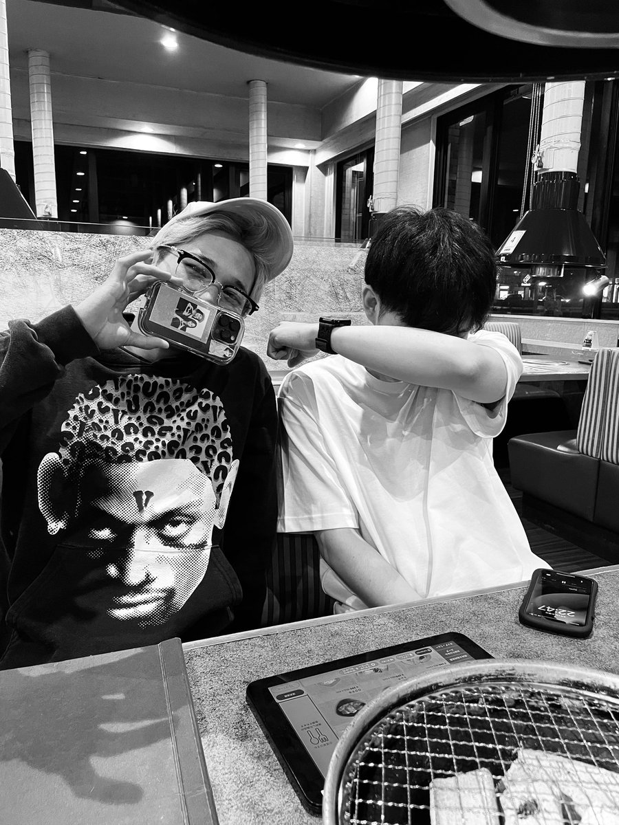 KuronekoYip's tweet photo. スキンは7年前…泣き虫
こまつは6年前…かまちょ

それが今じゃ大人やで😌
3人で会話してる時にも沢山の笑い話ばかり☝️
黒猫イップチャンネルのメンバー…
ええ仲間が揃ってるな😭

今度は誰と会おうかな😌☝️
さて…今日から店長のXをチェックしてパチンコ頑張るわ👍 https://t.co/Jws0A2BMIT