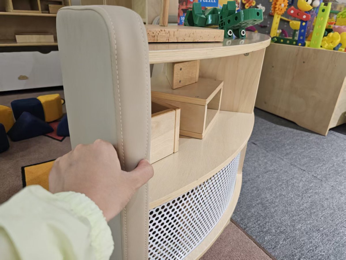 🌿 Safety is in the details—because little explorers deserve a worry-free world.
✨Padded rims on storage units for extra cushioning.
✨Rounded edges, gentle as a fingernail's curve.
✨Non--toxic materials.
#safekidsfurniture  #fsc #kindergartenfurniture #earlychildhood