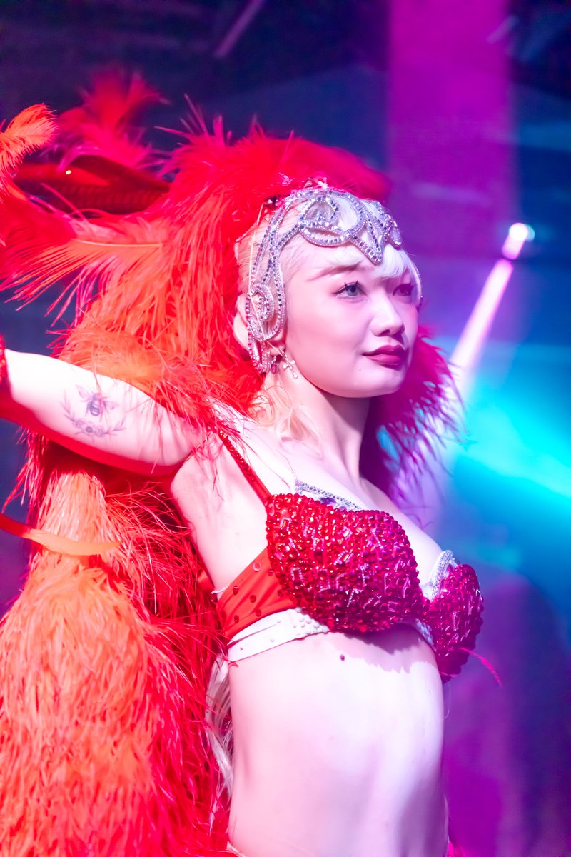 vivalb33's tweet photo. クイキンのクイーンは、『全てを統べる王』
このイメージにどうアプローチするのかがショーガールの腕の見せ所だと思う。
こういう誰がクイーンかによって色の変わる演目増えないかな

@karen_partyon
#パリオン 
#すぱすぱ 
#指先まで綺麗なアーティスト
#踊る絵画 https://t.co/oXU8UF15Y0