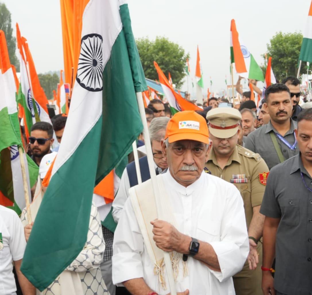 SrinagarM's tweet photo. LG Sinha Flags Off Tiranga Yatra From Dal Lake .Thousands of people proudly joined to honour national flag
@diprjk
@OfficeOfLGJandK
#hargartiranga https://t.co/CxfTsRoyNb