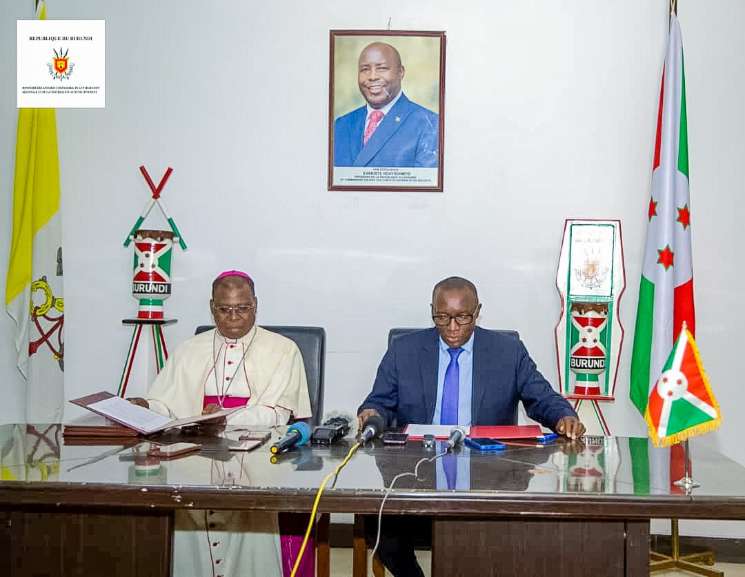 Le Ministre des Affaires Etrangères, de l’Intégration Régionale et de la Coopération au Développement S.E.M Amb. Edouard BIZIMANA vient d'animer conjointement avec S.E.Mgr. Dieudonné Datonou,  Nonce Apostolique au Burundi un point de presse qui annonce une visite de travail et