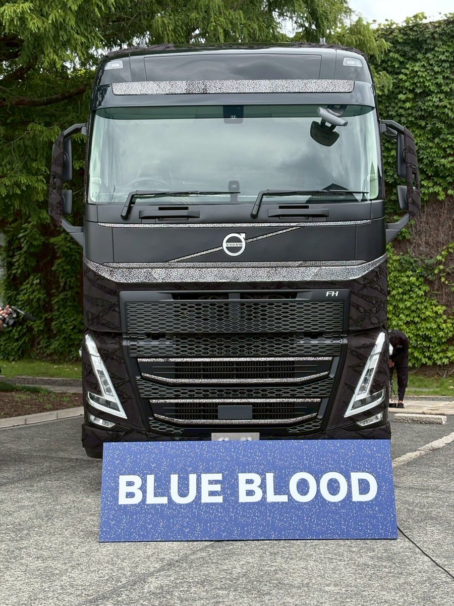 aokihifukustore's tweet photo. 🔥VOLVOトラックディーラー キャリオン様と初コラボ！🔥

デニムVOLVOトラック「BLUE BLOOD」が倉敷の地に本日初上陸します!
本日14:00から、倉敷アイビースクエア　ダイアモンドホール前 駐車場にて公開中！

https://t.co/e3omrltbt4

#volvo #aokihifuku https://t.co/y4qAGQRkMh