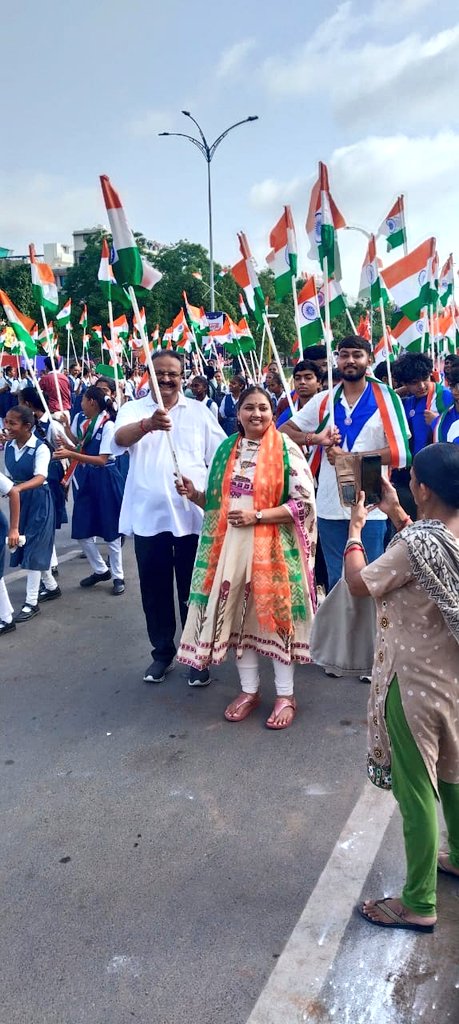 આજ રોજ ગાંધીનગર ખાતે ભવ્ય તિરંગા યાત્રાનું આયોજન કરવામાં આવ્યું હતું. જેમાં ગુજરાત રાજ્યના મહિલા, બાળ કલ્યાણ અને સામાજિક ન્યાય અધિકારીતા મંત્રી શ્રીમતી <a href="/BhanubenMLA/">Bhanuben Babariya</a> ના નેતૃત્વમાં મોટી સંખ્યામાં નગરજનો અને વિદ્યાર્થીઓ મોટી સંખ્યામાં હાથમાં રાષ્ટ્રધ્વજ અને વીર મહાપુરૂષોના ચિત્રો