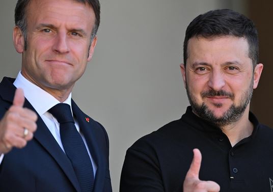 FBZZ19's tweet photo. Pour défendre les frontières de l' Ukraine,Macron ne recule devant aucun obstacle et fait preuve même d' un nationalisme exacerbé .
Par contre,pour défendre les frontières de la France et empêcher la guerre civile qui frappe ses concitoyens,la il n' y a plus personne.
Un traître https://t.co/m7XG3NWanc