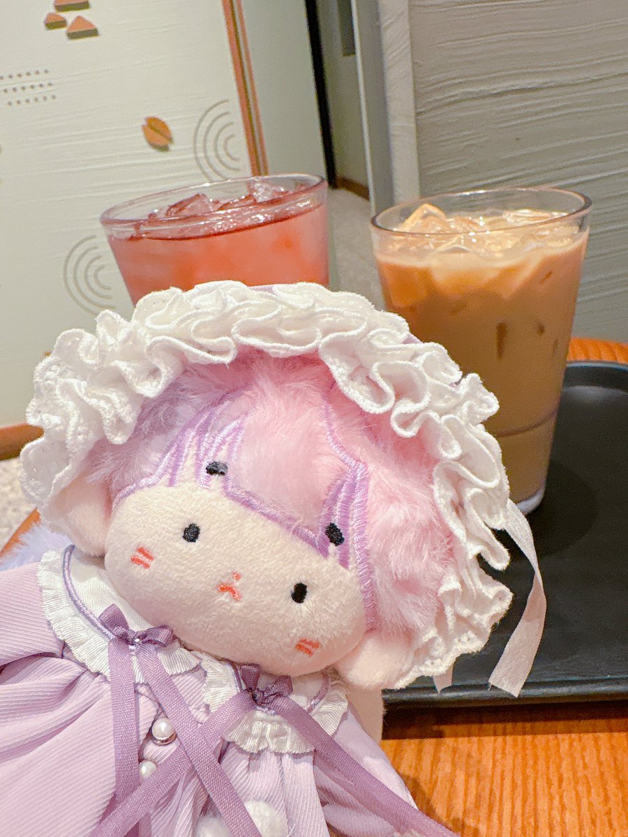 #밍맹묭
#잼잼이네솜놀이
#깨눈포리 

날이 더워서 깨눈이랑 커피