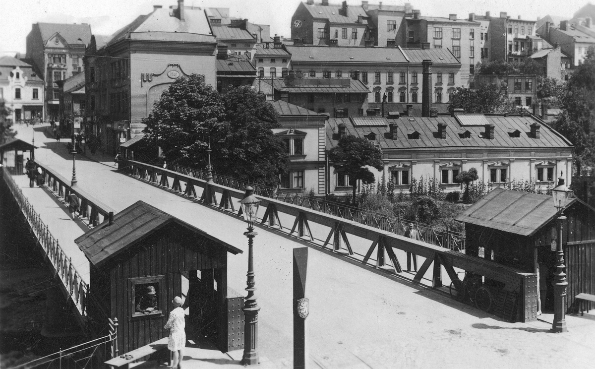 Pillandia's tweet photo. The international bridge between Český Těšín (Czechoslovakia, foreground) and Cieszyn (Poland, beyond the bridge), in 1938.
#Československo #Polska #Hranice #Granica #Teschen https://t.co/KgnJlBChoU