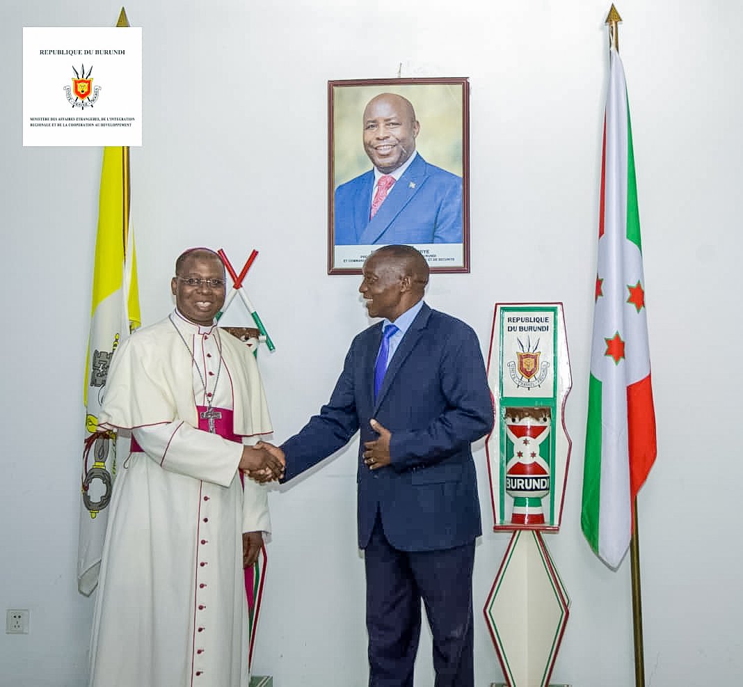 Ce premier contact entre Son Excellence Monseigneur le Nonce Apostolique et Son Excellence Monsieur le Ministre des Affaires Étrangères, de l’Intégration Régionale et de la Coopération au Développement a constitué une excellente occasion pour le Nonce Apostolique d’adresser au