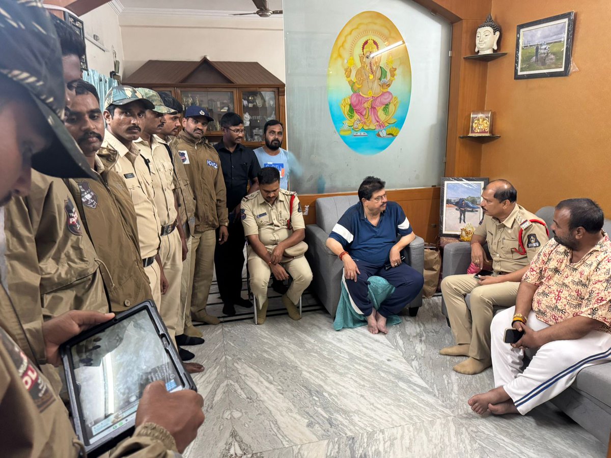 N_RamchanderRao's tweet photo. నిజాం పాలనలో జరిగిన నిరంకుశత… ఇప్పుడు రేవంత్ రెడ్డి కాంగ్రెస్ పాలనలో పునరావృతం!

బంజారాహిల్స్ పెద్దమ్మ గుడిని కూల్చి, అమ్మవారి విగ్రహాన్ని అపహరించి, బోనాలు పగలగొట్టి, హిందువులను చిత్రహింసలకు గురిచేసిన కాంగ్రెస్ ప్రభుత్వం, ఇప్పుడు అమ్మవారికి పూజలు చేయనివ్వకుండా అడ్డుపడుతోంది.

పెద్దమ్మ తల్లి ఆలయాన్ని కాపాడుకునేందుకు బిజెపి - హిందూ సమాజం సాగించిన ఉద్యమం విజయవంతమై, అమ్మవారి గుడి పునర్నిర్మాణం జరిగిందని భరించలేక, తమ ఓటమిని - హిందువుల విజయాన్ని ఓర్వలేక, తిరిగి హిందూ ఆరాధనపై కుట్రలు పన్నుతున్న ఈ ప్రభుత్వం, ఈరోజు పెద్దమ్మ తల్లికి కుంకుమార్చన చేసి త్రివర్ణ పాతాకాలతో భారీగా తిరంగా పతాక ర్యాలీని ప్రారంభించదలచిన నన్ను అకారణంగా, అక్రమంగా గృహనిర్బంధం చేయడం హిందూ సమాజంపై యుద్ధం ప్రకటించినట్లే.

నా ఆరాధ్య దైవానికి పూజ చేయడం, జాతీయ పతకాన్ని గర్వంగా ఎత్తుకొని తిరగడం నా ప్రాధమిక హక్కు.. దాన్ని నా నుండీ ఎవ్వరూ తీసుకోలేరు, ఆపలేరు!

కాంగ్రెస్ కు హిందువుల పట్ల గౌరవం లేకపోవడం మరొకసారి రుజువైంది.
భక్తి, భద్రత, జాతీయ గౌరవం కోసం ఈ పోరాటం కొనసాగుతుంది. ✊🇮🇳