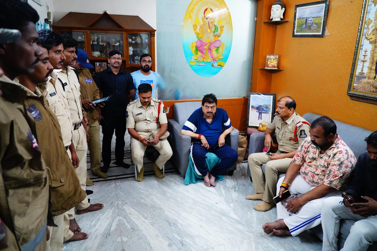 N_RamchanderRao's tweet photo. నిజాం పాలనలో జరిగిన నిరంకుశత… ఇప్పుడు రేవంత్ రెడ్డి కాంగ్రెస్ పాలనలో పునరావృతం!

బంజారాహిల్స్ పెద్దమ్మ గుడిని కూల్చి, అమ్మవారి విగ్రహాన్ని అపహరించి, బోనాలు పగలగొట్టి, హిందువులను చిత్రహింసలకు గురిచేసిన కాంగ్రెస్ ప్రభుత్వం, ఇప్పుడు అమ్మవారికి పూజలు చేయనివ్వకుండా అడ్డుపడుతోంది.

పెద్దమ్మ తల్లి ఆలయాన్ని కాపాడుకునేందుకు బిజెపి - హిందూ సమాజం సాగించిన ఉద్యమం విజయవంతమై, అమ్మవారి గుడి పునర్నిర్మాణం జరిగిందని భరించలేక, తమ ఓటమిని - హిందువుల విజయాన్ని ఓర్వలేక, తిరిగి హిందూ ఆరాధనపై కుట్రలు పన్నుతున్న ఈ ప్రభుత్వం, ఈరోజు పెద్దమ్మ తల్లికి కుంకుమార్చన చేసి త్రివర్ణ పాతాకాలతో భారీగా తిరంగా పతాక ర్యాలీని ప్రారంభించదలచిన నన్ను అకారణంగా, అక్రమంగా గృహనిర్బంధం చేయడం హిందూ సమాజంపై యుద్ధం ప్రకటించినట్లే.

నా ఆరాధ్య దైవానికి పూజ చేయడం, జాతీయ పతకాన్ని గర్వంగా ఎత్తుకొని తిరగడం నా ప్రాధమిక హక్కు.. దాన్ని నా నుండీ ఎవ్వరూ తీసుకోలేరు, ఆపలేరు!

కాంగ్రెస్ కు హిందువుల పట్ల గౌరవం లేకపోవడం మరొకసారి రుజువైంది.
భక్తి, భద్రత, జాతీయ గౌరవం కోసం ఈ పోరాటం కొనసాగుతుంది. ✊🇮🇳