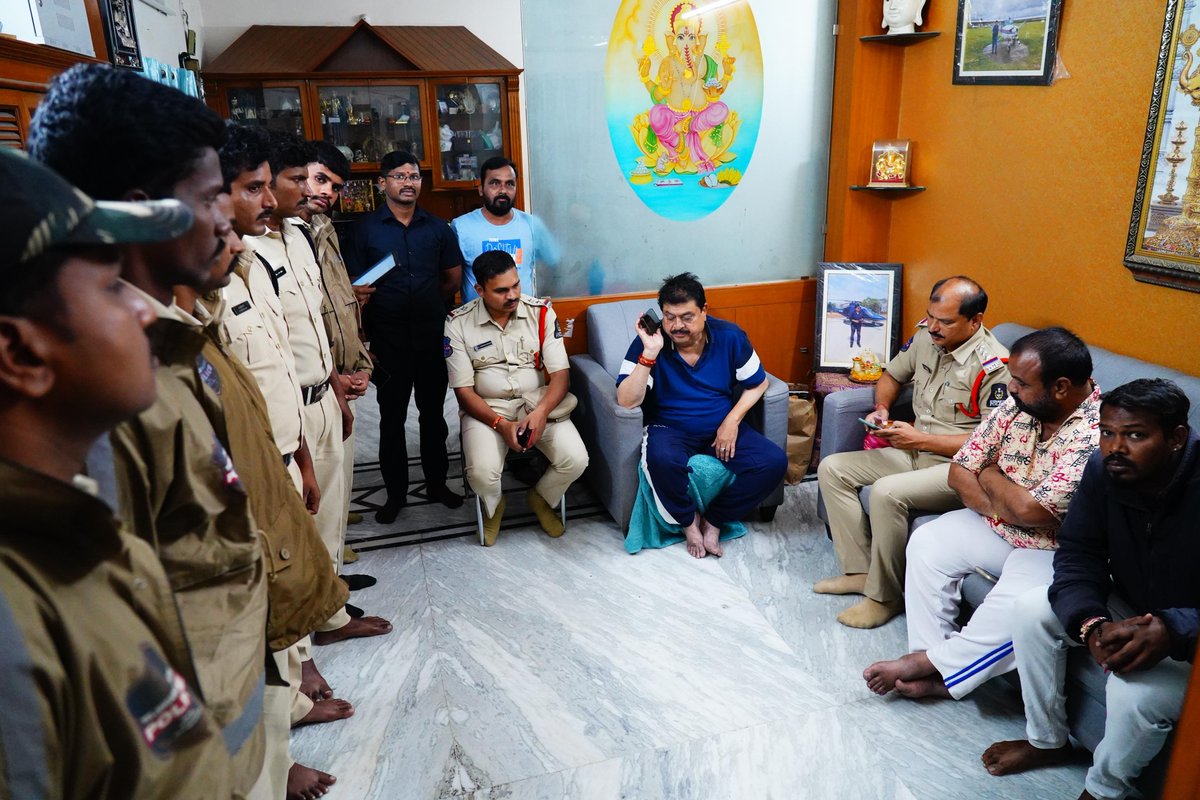 N_RamchanderRao's tweet photo. నిజాం పాలనలో జరిగిన నిరంకుశత… ఇప్పుడు రేవంత్ రెడ్డి కాంగ్రెస్ పాలనలో పునరావృతం!

బంజారాహిల్స్ పెద్దమ్మ గుడిని కూల్చి, అమ్మవారి విగ్రహాన్ని అపహరించి, బోనాలు పగలగొట్టి, హిందువులను చిత్రహింసలకు గురిచేసిన కాంగ్రెస్ ప్రభుత్వం, ఇప్పుడు అమ్మవారికి పూజలు చేయనివ్వకుండా అడ్డుపడుతోంది.

పెద్దమ్మ తల్లి ఆలయాన్ని కాపాడుకునేందుకు బిజెపి - హిందూ సమాజం సాగించిన ఉద్యమం విజయవంతమై, అమ్మవారి గుడి పునర్నిర్మాణం జరిగిందని భరించలేక, తమ ఓటమిని - హిందువుల విజయాన్ని ఓర్వలేక, తిరిగి హిందూ ఆరాధనపై కుట్రలు పన్నుతున్న ఈ ప్రభుత్వం, ఈరోజు పెద్దమ్మ తల్లికి కుంకుమార్చన చేసి త్రివర్ణ పాతాకాలతో భారీగా తిరంగా పతాక ర్యాలీని ప్రారంభించదలచిన నన్ను అకారణంగా, అక్రమంగా గృహనిర్బంధం చేయడం హిందూ సమాజంపై యుద్ధం ప్రకటించినట్లే.

నా ఆరాధ్య దైవానికి పూజ చేయడం, జాతీయ పతకాన్ని గర్వంగా ఎత్తుకొని తిరగడం నా ప్రాధమిక హక్కు.. దాన్ని నా నుండీ ఎవ్వరూ తీసుకోలేరు, ఆపలేరు!

కాంగ్రెస్ కు హిందువుల పట్ల గౌరవం లేకపోవడం మరొకసారి రుజువైంది.
భక్తి, భద్రత, జాతీయ గౌరవం కోసం ఈ పోరాటం కొనసాగుతుంది. ✊🇮🇳