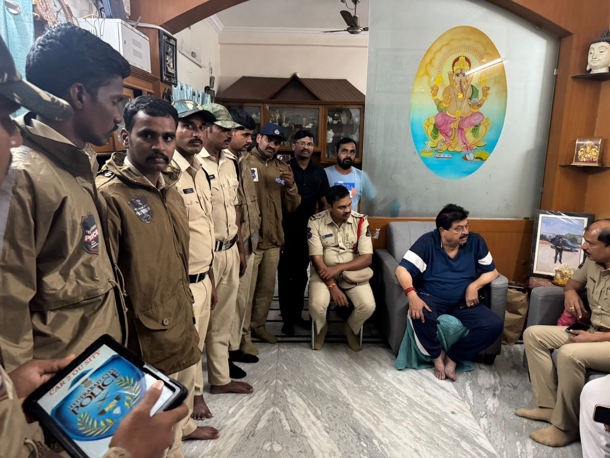 N_RamchanderRao's tweet photo. నిజాం పాలనలో జరిగిన నిరంకుశత… ఇప్పుడు రేవంత్ రెడ్డి కాంగ్రెస్ పాలనలో పునరావృతం!

బంజారాహిల్స్ పెద్దమ్మ గుడిని కూల్చి, అమ్మవారి విగ్రహాన్ని అపహరించి, బోనాలు పగలగొట్టి, హిందువులను చిత్రహింసలకు గురిచేసిన కాంగ్రెస్ ప్రభుత్వం, ఇప్పుడు అమ్మవారికి పూజలు చేయనివ్వకుండా అడ్డుపడుతోంది.

పెద్దమ్మ తల్లి ఆలయాన్ని కాపాడుకునేందుకు బిజెపి - హిందూ సమాజం సాగించిన ఉద్యమం విజయవంతమై, అమ్మవారి గుడి పునర్నిర్మాణం జరిగిందని భరించలేక, తమ ఓటమిని - హిందువుల విజయాన్ని ఓర్వలేక, తిరిగి హిందూ ఆరాధనపై కుట్రలు పన్నుతున్న ఈ ప్రభుత్వం, ఈరోజు పెద్దమ్మ తల్లికి కుంకుమార్చన చేసి త్రివర్ణ పాతాకాలతో భారీగా తిరంగా పతాక ర్యాలీని ప్రారంభించదలచిన నన్ను అకారణంగా, అక్రమంగా గృహనిర్బంధం చేయడం హిందూ సమాజంపై యుద్ధం ప్రకటించినట్లే.

నా ఆరాధ్య దైవానికి పూజ చేయడం, జాతీయ పతకాన్ని గర్వంగా ఎత్తుకొని తిరగడం నా ప్రాధమిక హక్కు.. దాన్ని నా నుండీ ఎవ్వరూ తీసుకోలేరు, ఆపలేరు!

కాంగ్రెస్ కు హిందువుల పట్ల గౌరవం లేకపోవడం మరొకసారి రుజువైంది.
భక్తి, భద్రత, జాతీయ గౌరవం కోసం ఈ పోరాటం కొనసాగుతుంది. ✊🇮🇳