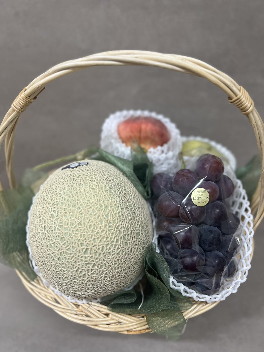 moritani55's tweet photo. お盆のお供えに🌿
彩り豊かで食べてもおいしい「フルーツかご」🍑🍇🍈
旬の果物がぎゅっと詰まって、ご先祖様の供お供えに。
ご予算3,000円〜

#お盆 #御供え #フルーツ籠 #旬の果物 #益田市 #moritani https://t.co/oQIq2lhunz