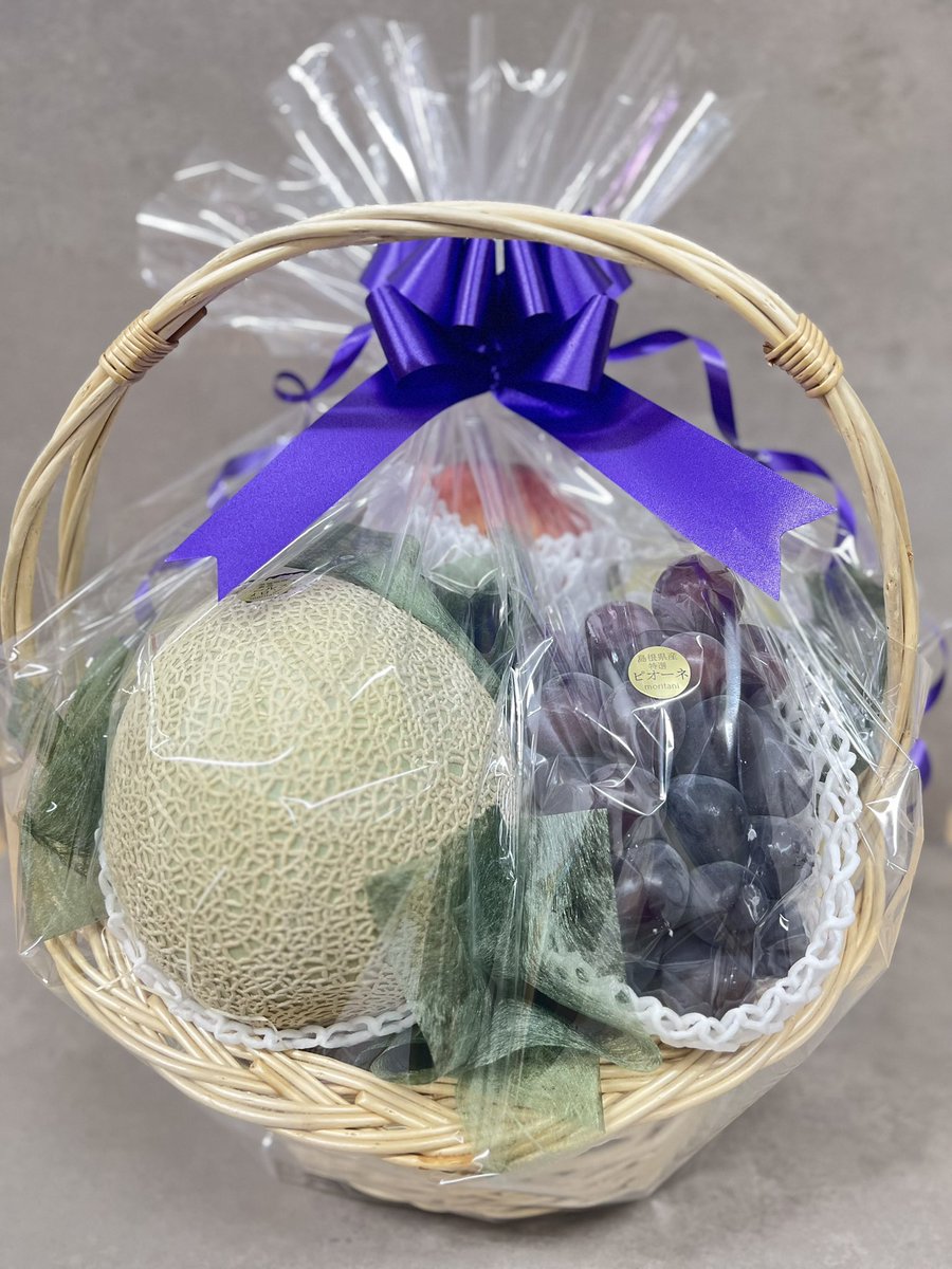 moritani55's tweet photo. お盆のお供えに🌿
彩り豊かで食べてもおいしい「フルーツかご」🍑🍇🍈
旬の果物がぎゅっと詰まって、ご先祖様の供お供えに。
ご予算3,000円〜

#お盆 #御供え #フルーツ籠 #旬の果物 #益田市 #moritani https://t.co/oQIq2lhunz