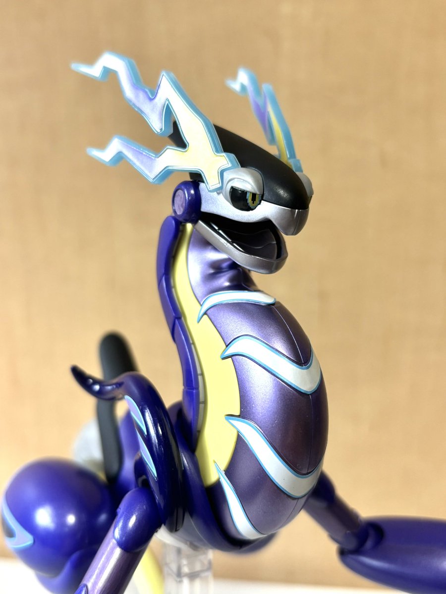 ポケプラ ミライドン完成✨ 全体をメタリックで塗装し光沢コート、黒と