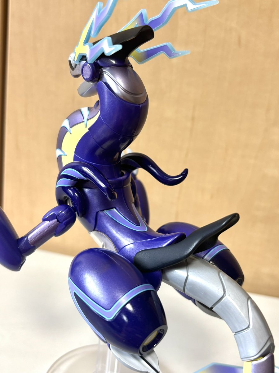 ポケプラ ミライドン完成✨ 全体をメタリックで塗装し光沢コート、黒と